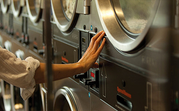 一個人開干洗店累嗎？